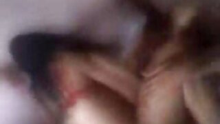 Zavodljiva beba pornić srpski s živahnim sisama liže svoju obrijanu macu